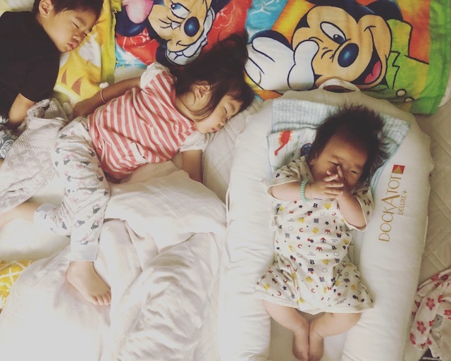 どんなに騒がしい一日を過ごしても、3人の寝顔に救われています♡