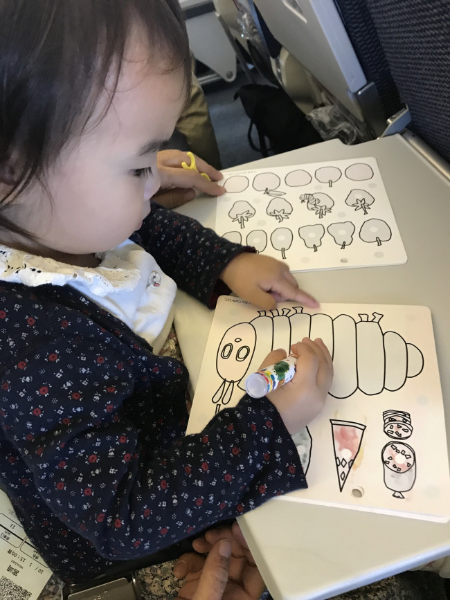 赤ちゃんのご機嫌をとるのに、お気に入りのおもちゃや塗り絵などのアイテムも活躍です♪