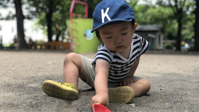 《公園遊び、何してる？》成長に寄り添う要素がたくさん♪ 赤ちゃんのうちから、お砂場遊びで五感を使おう