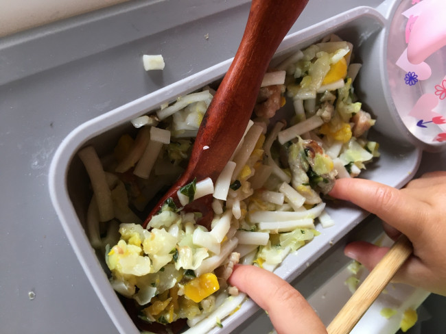 子どもがスプーンやフォークなどですくいやすい柔らかさ