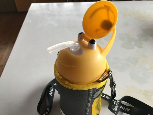 顔がぱかっとあきます。あいた時の間抜けヅラがわたし的にはツボ。ストローがやわらかい素材でできていて口当たりがよい様子です。