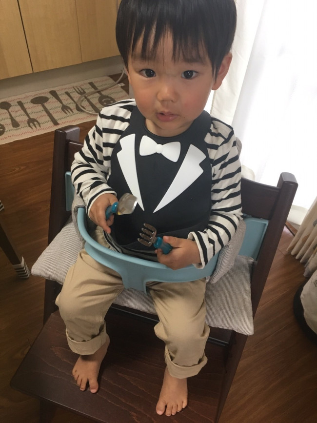 安定感のある大きな足置き。食べこぼしが床に散らからずに大助かり！