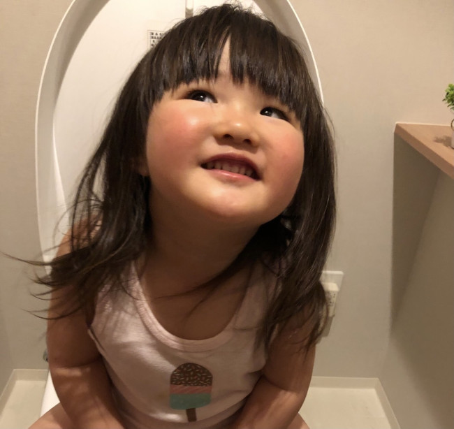 今ではすっかりトイレに慣れた娘。紆余曲折あったトイトレを振り返ってみました