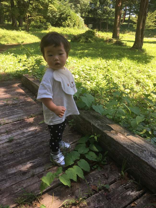 夏場は涼しいようにワンサイズ上のTシャツを着せていました。中無印、上ユニクロ、下H&Mのファストファッション尽くし