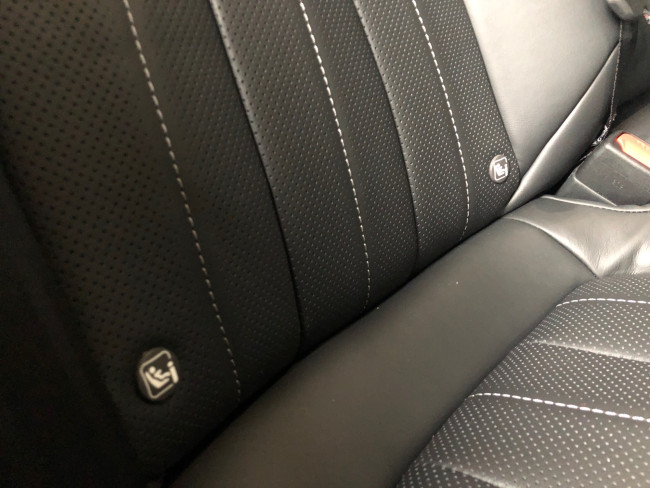 対応している車には、ISOFIXを差し込む位置にアイコンが付いています