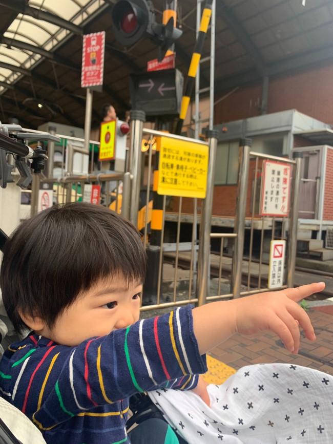 秋口から毎日持ち歩いている、コットンの大判おくるみ