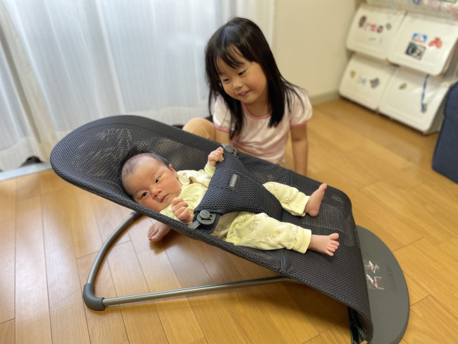 上の子が揺らしてあやしてあげることも。きょうだい育児には良いアイテム！