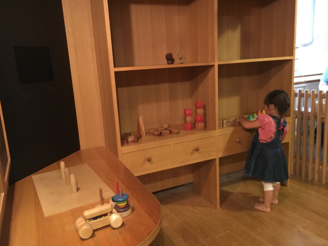 あちこちにおもちゃがあるので、目移りしてしまいます。ほかのおもちゃに駆け出しても、おもちゃ学芸員さんが片付けてくれるので大丈夫