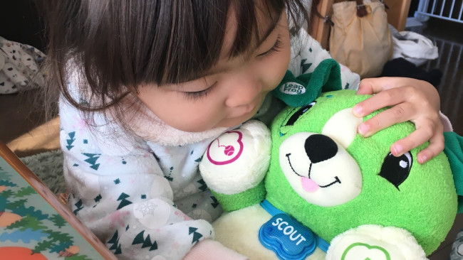 歌や遊びから、寝かしつけまで…楽しく英語にふれあえる「マイパル」を、3歳娘にプレゼントしてみた♡
