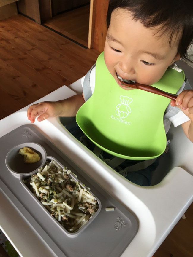 自分で食べられるからかいつにない集中力で食べる娘