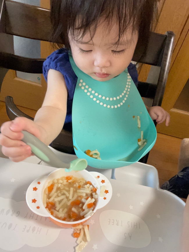 うどんのような汁気のあるものでも、大きめ深めのスプーンでしっかりすくえます