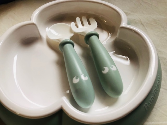 このフチの角度がポイント。スプーンフォークもコロンと握りやすくってかわいい！
