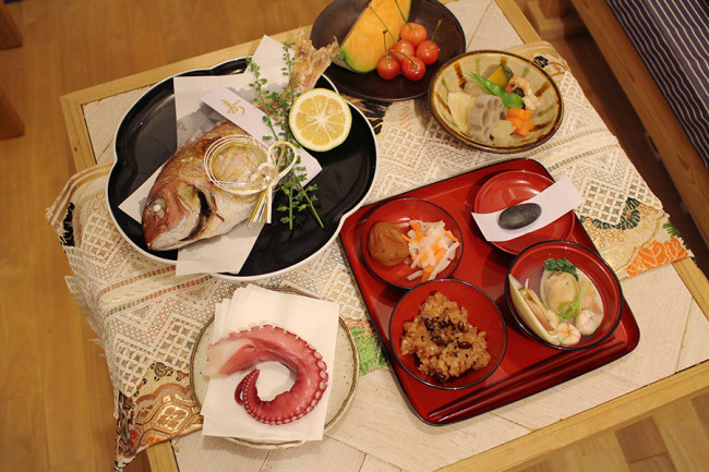 これが我が家のお食い初め献立。鯛の飾りには、のし袋の水引を利用。おめでたい感じを演出しました