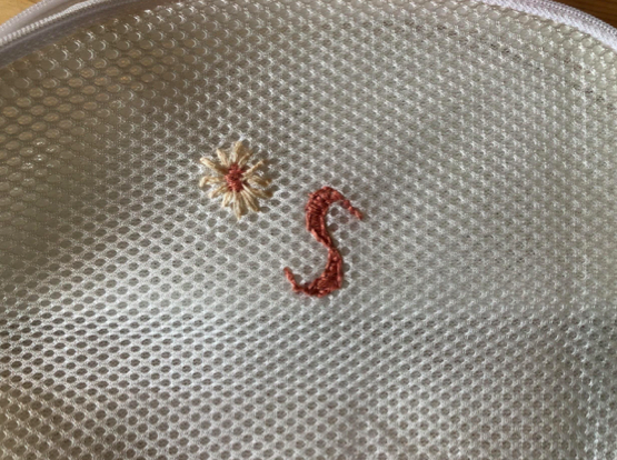 友人が刺繍してくれたもの。毎日使うから、思い入れのあるアイテムを持ちたいもの