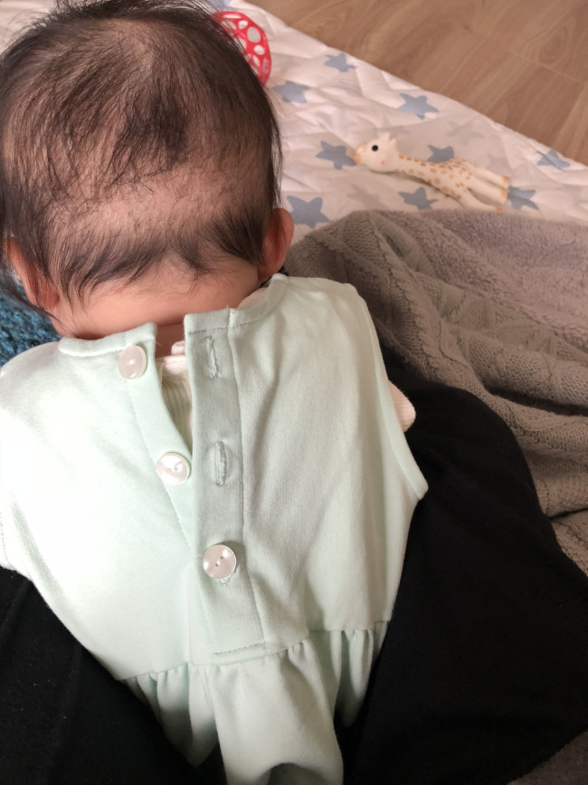 着せやすいかどうかも、とっても大事。大きめボタンなので、よく動く子でもサッと止められます