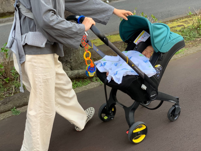 基本は対面押しスタイル。足元のブレーキペダルも、ブレーキ（赤）／ブレーキ解除（緑）と左右に分かれており、間違えることがありません