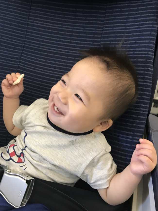 1歳のベビーもニッコニコ♡ 赤ちゃんが多い機内でしたが、とても和やかな雰囲気でした