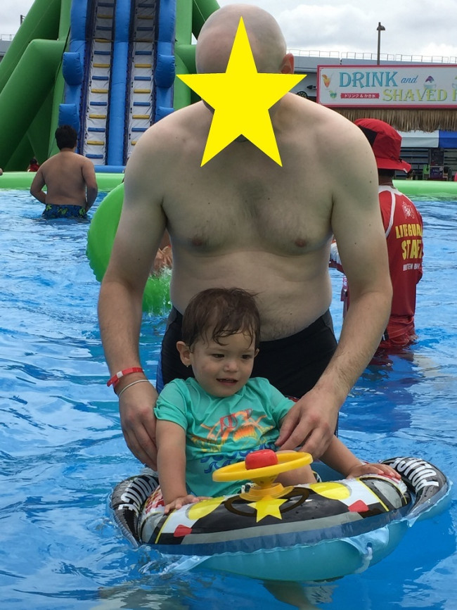 プールデビューは、浮き輪やラッシュガード、帽子など、万全な準備で臨みましょう！