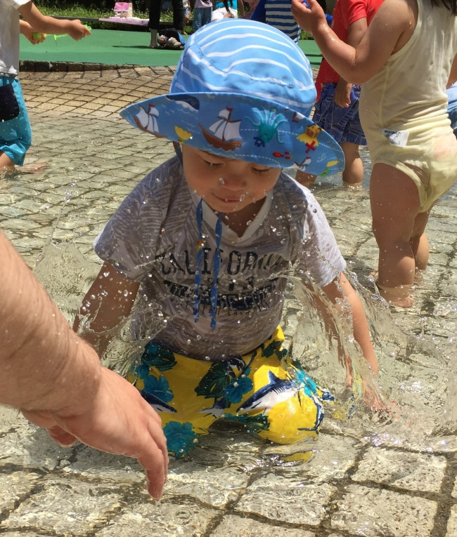 子どもは水遊びが大好き！ ママも一緒に、めいっぱい楽しんであげてくださいね♡
