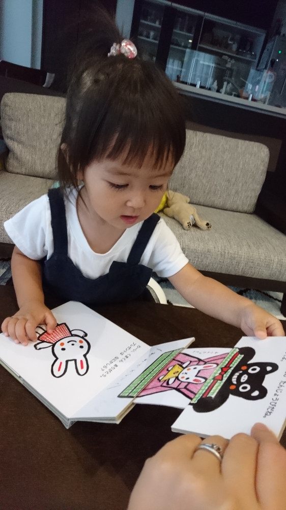 仕掛け絵本は、子どもの喜ぶ工夫がたくさん。引っ張ったりめくったり、触れたい気持ちが満たされます