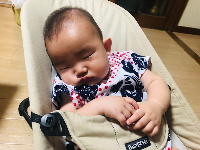 グズグズの日も、泣き疲れてバウンサーでお昼寝