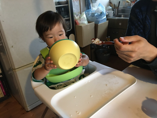 普通の食器だとすぐに遊んじゃう。なんでもおもちゃにしちゃうお年頃