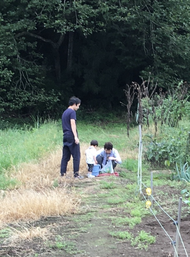 近所の方から野菜をわけてもらう娘