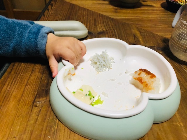 なんでも掴んで放り投げたくなるお年頃の息子。子どもの手で持ち上げづらいデザインに