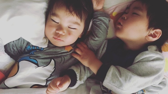《子どもの寝かしつけあるある》ママたちが困っていること&解決策、まとめてみました♪