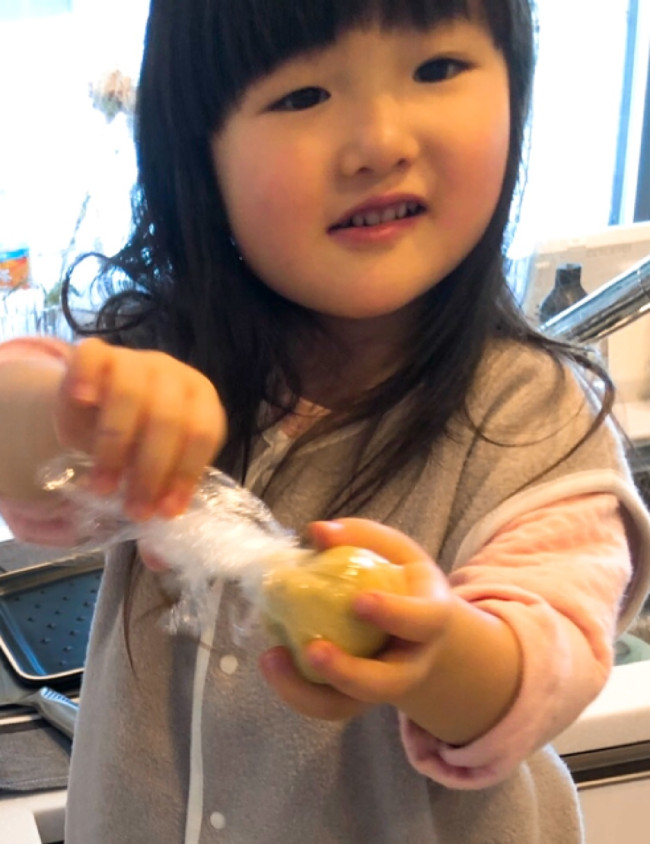 ある程度整形した状態でにぎってギュッとラップをねじり、整形してもらいます