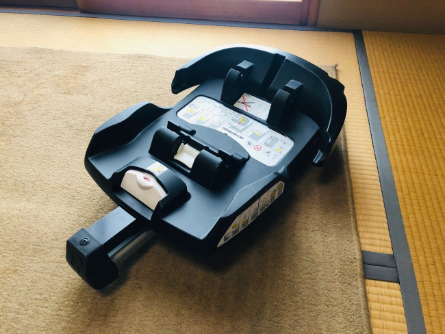 こちらがISOFIXのベース。取り付けイラストがベースに書いてあります