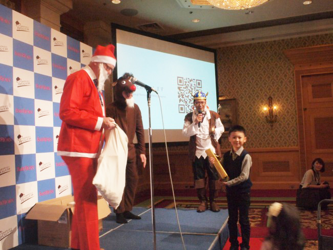 ベビービョルンはとってもアットホームな会社。サンタに扮した本国の社長と、海賊（？）に扮した日本の代表である深井さんが、子どもたちにプレゼントを用意。会場は終始笑顔に溢れていました♡