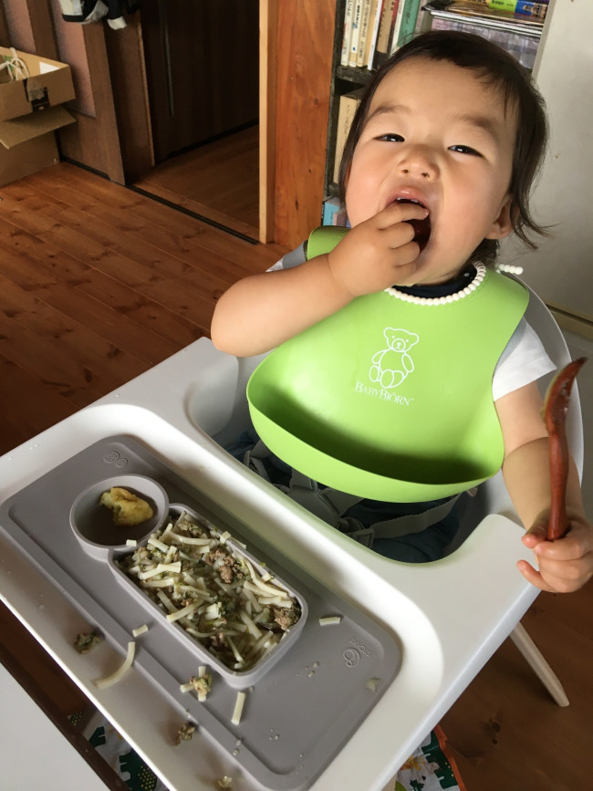 おしゃれな食卓！汁気の多い料理（この日は肉うどん）にもぴったりな深めの形状です