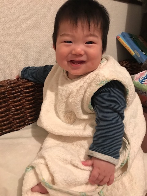 スリーパーやベストを着せて冷え対策。その時の気温で選んであげて