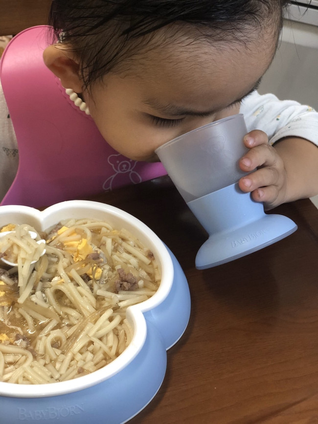 片手で持っても心配が少ないコップ。容量やサイズもちょうどよく、長く使えそう
