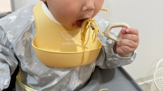 《子どもの気持ちに寄り添う》リング型設計のカトラリーで「自分で食べたい」を応援！
