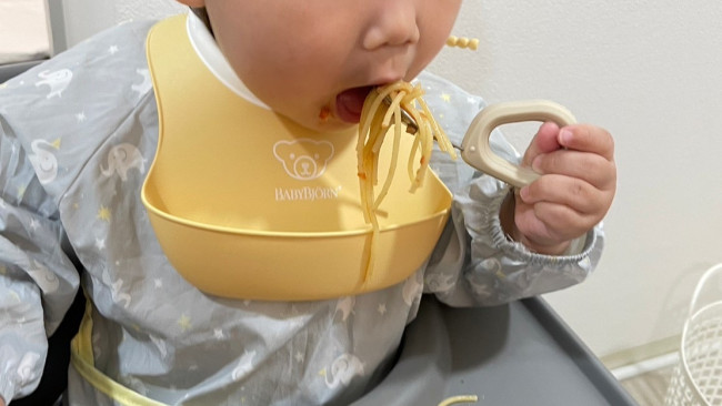 《子どもの気持ちに寄り添う》リング型設計のカトラリーで「自分で食べたい」を応援！