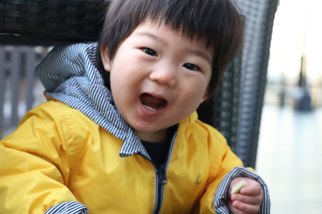 手持ちの服に合いやすい色を。黄色は赤系にも青系にも合わせやすかったし、なんとリバーシブルなので2倍楽しめます