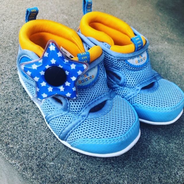 1歳の弟には、靴につけて。目玉のようでユニーク！