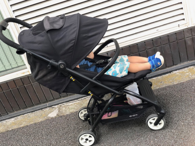 シート背面のリクライニングレバーは、引っ張るだけで調節可能です
