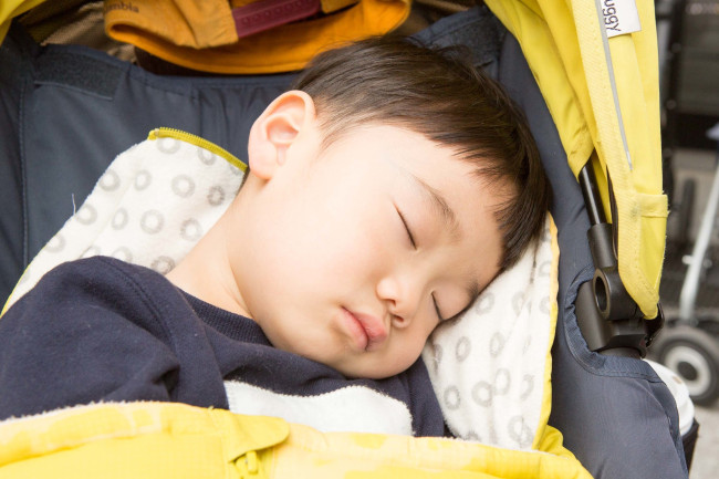 すやすやお昼寝中のけいとくん。3歳の誕生日は、何をもらうのかな？