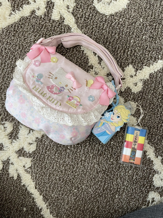 思いっきり可愛らしいキティちゃんのショルダーバッグは、ママと娘の好みが一致♡