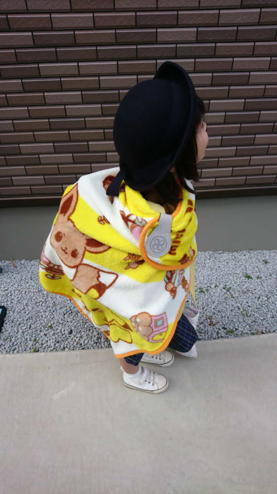 体にくるりと巻いた厚めのブランケットを留めるのに活躍。鋭利だったり硬い部分がないので安心