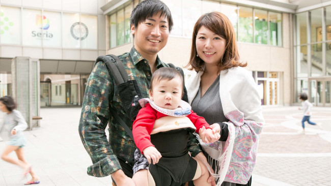 【family snap!】パパの抱っこで家族デート♡ 外食が楽しくなる、ママの必需品って？