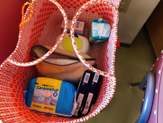 大きなカゴバッグには、わざわざ開けて荷物を探す必要がないよう、産後必要になるアイテムをまとめて見やすく置いておきました