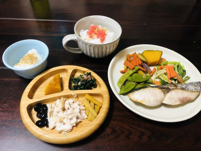 お兄ちゃんたちのご飯と、三男のご飯。3ブランドの食器を使い分けて毎日用意しています♪