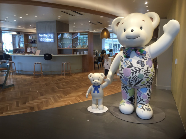 ファミリアの顔・ファミちゃん。一緒に写真撮影する親子も！