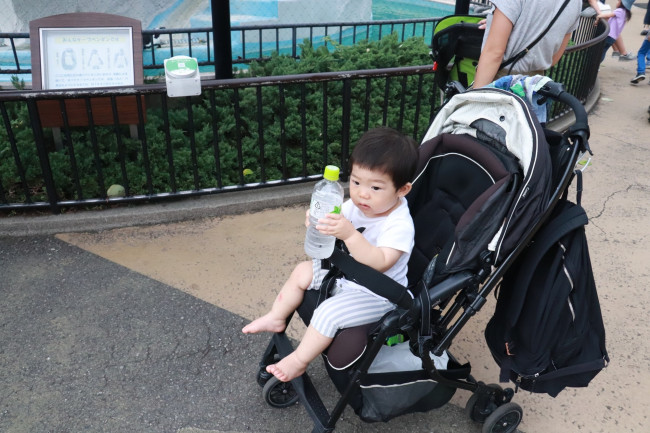 あれ出してこれ出してと要求があったり、タオルやティッシュなどをすぐに出さなければいけない状況だったり…。すぐに取り出せる位置に荷物をいれられると便利になります