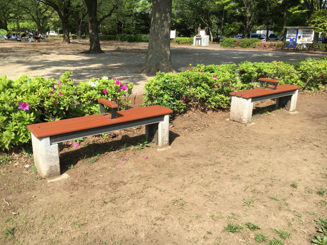 よーく見ていると、災害時に使えるベンチだったりします