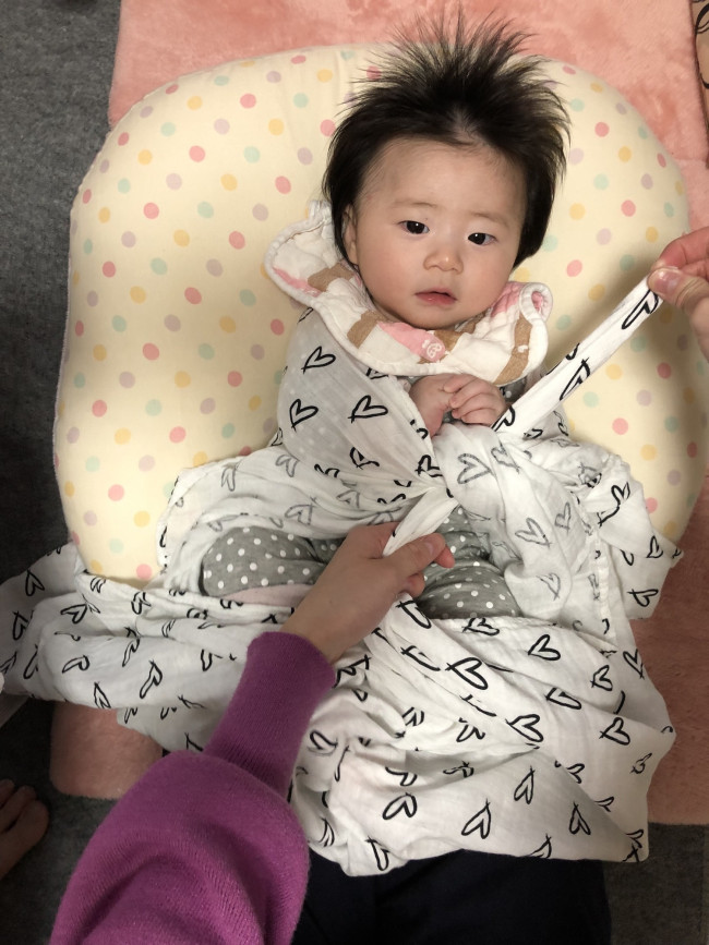 右側の端を結び目の下を通して上に持っていき、